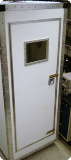 Self-cleaning unit for the decontamination of small instruments