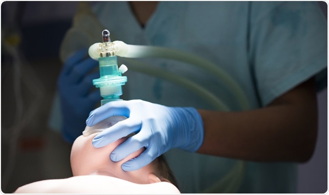 Anesthesiologist gives the mask inhalation anesthesia. Image Credit: Faustasyan / Shutterstock