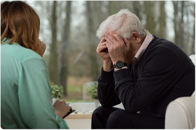 Image of despair elder man during psychological therapy Photographee.eu