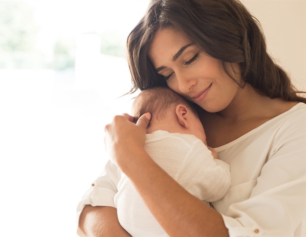 Pretty Woman Holding A Newborn Baby In Her Arms   Joana Lopes M1 2490579294a942e78a3e5af24a18dbb1 620x480