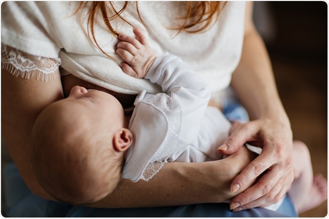 Newborn baby being breastfed, study on breastfeeding and handedness. Image Credit: Lumen Photos / Shutterstock