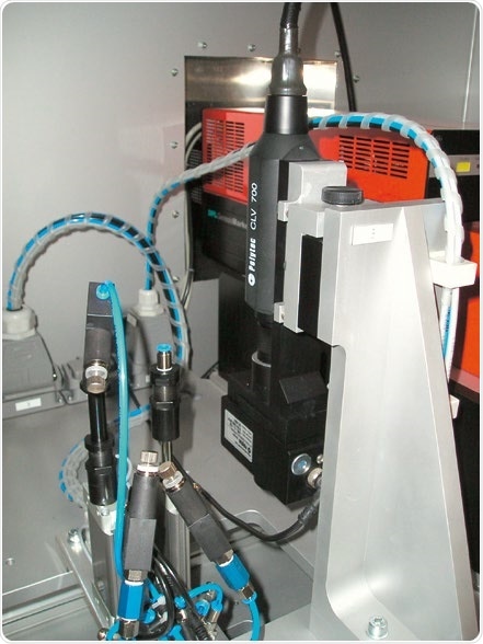 The semi-automatic test stand with integrated CLV Compact Laser Vibrometer and beam deflection unit.