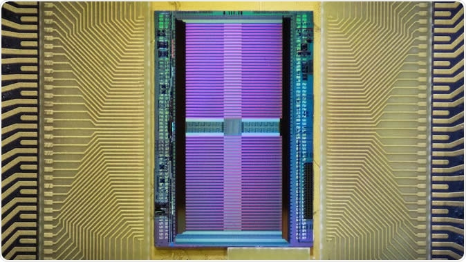 The electronic chip uses the same fabrication technology as computer microprocessors. (Image courtesy of Harvard SEAS)