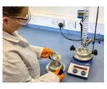 Asynt's DrySyn Scholar Kit used for safe heating of round bottom flasks in academic laboratories
