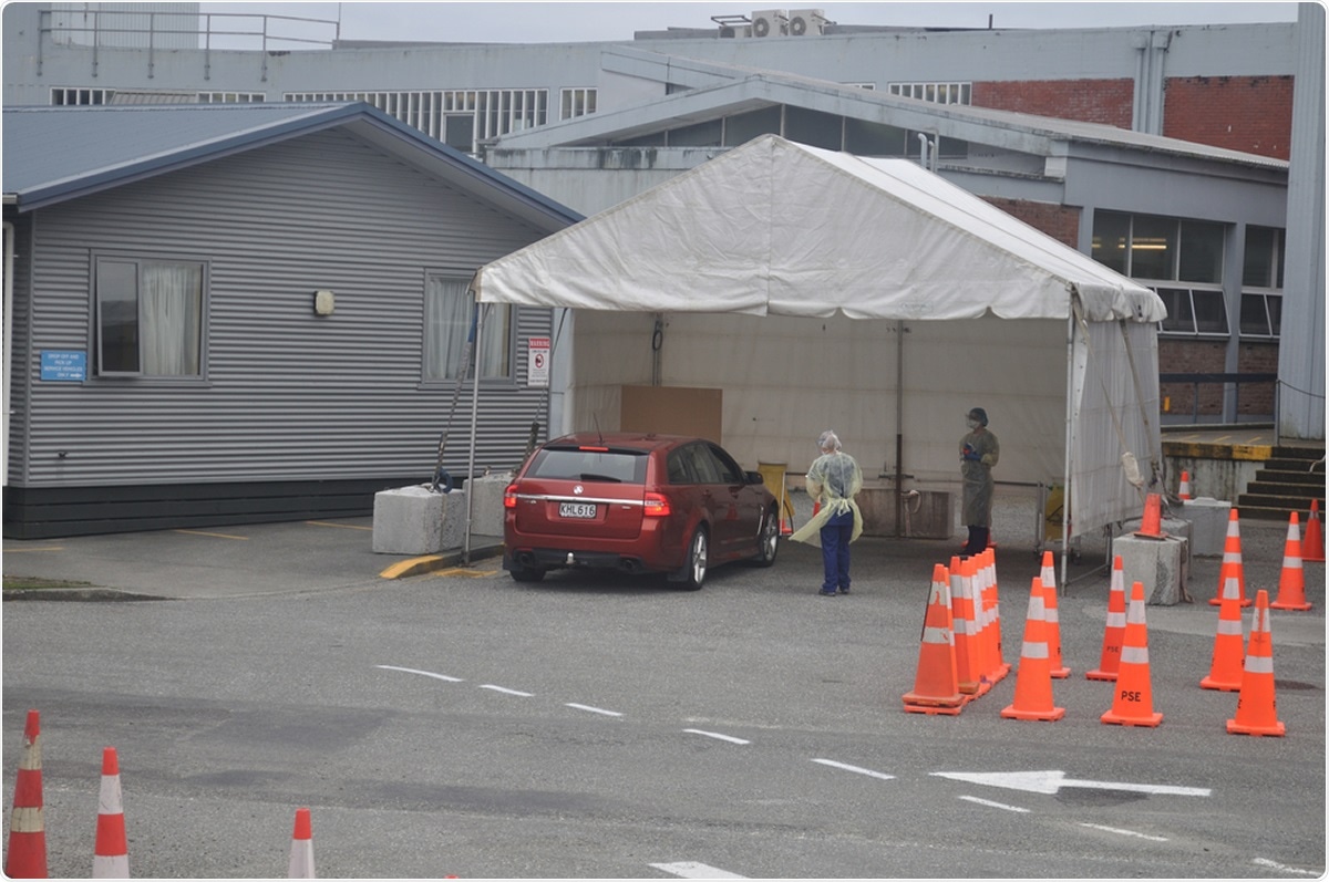 GREYMOUTH, NOVA ZELÂNDIA; 11 DE ABRIL DE 2020: Um veículo visita a estação de teste de Covid 19 no hospital da base de Greymouth durante o lockdown do nível 4 em Nova Zelândia, o 11 de abril de 2020. Crédito de imagem: Imagens de Lakeview/Shutterstock