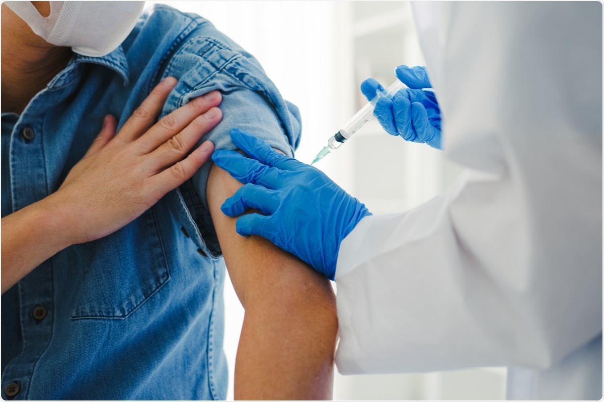 Study: Real-world serological responses to extended-interval and heterologous COVID-19 mRNA vaccination in frail, older people (UNCoVER): an interim report from a prospective observational cohort study. Image Credit: Tirachard Kumtanom / Shutterstock.com