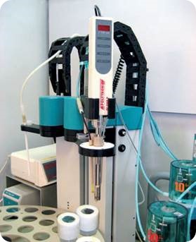 The robotic titration head is equipped with the high-frequency homogenizer, the tubing for the working medium and the indicator electrode. The tablets are treated with the high-frequency homogenizer directly in the sample vessels on the sample changer rack.