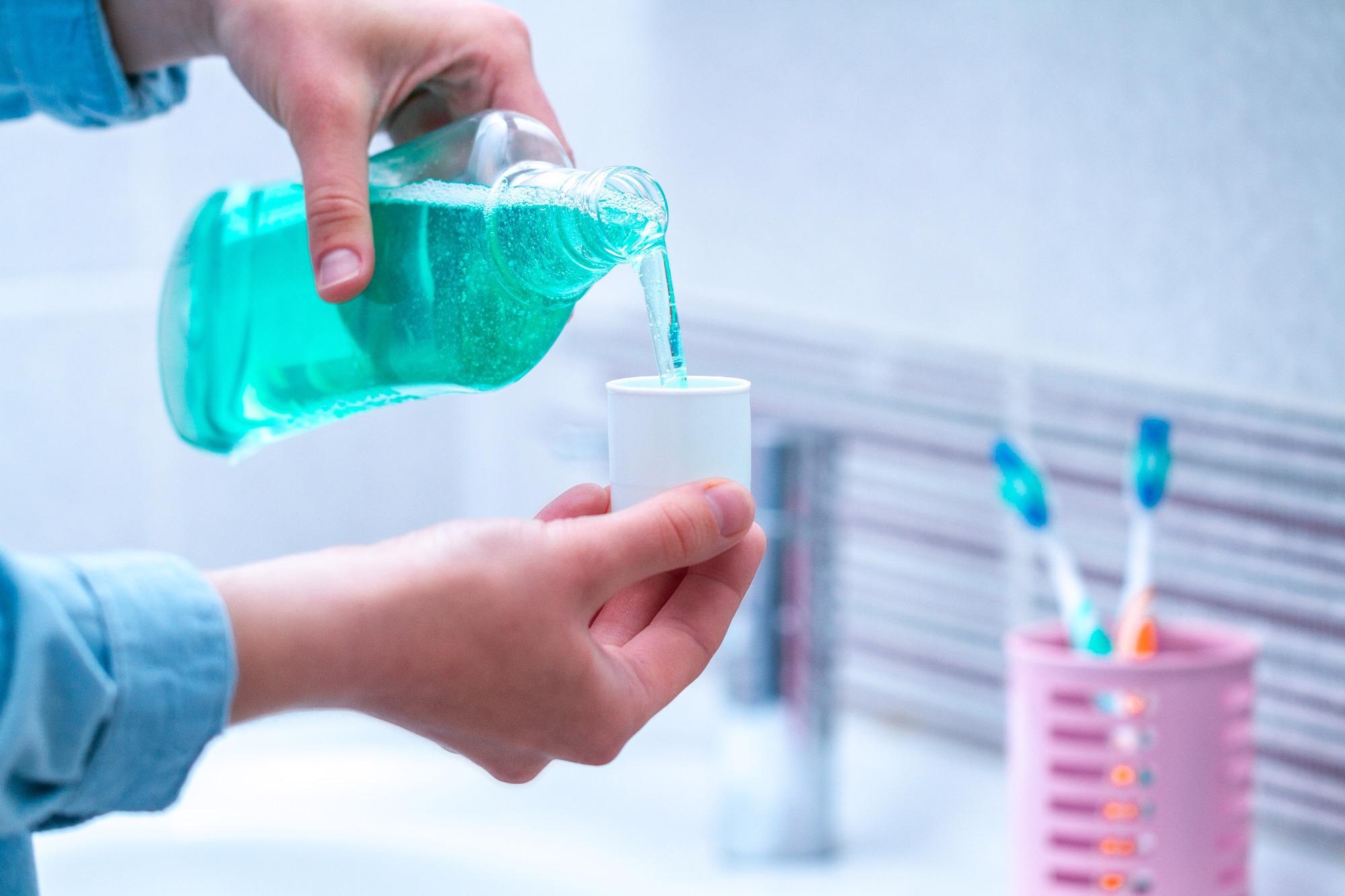 Study: Beneficial effects of a mouthwash containing an antiviral phthalocyanine derivative on the length of hospital stay for COVID-19: randomised trial. Image Credit: goffkein.pro / Shutterstock