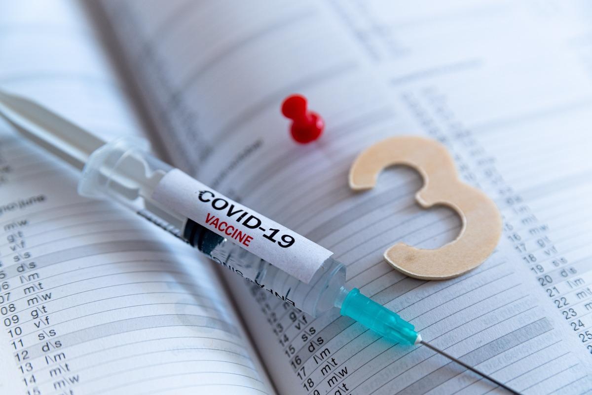 Study: Effectiveness of a third dose of BNT162b2 or mRNA-1273 vaccine for preventing post-vaccination COVID-19 infection: an observational study. Image Credit: davide bonaldo/Shutterstock