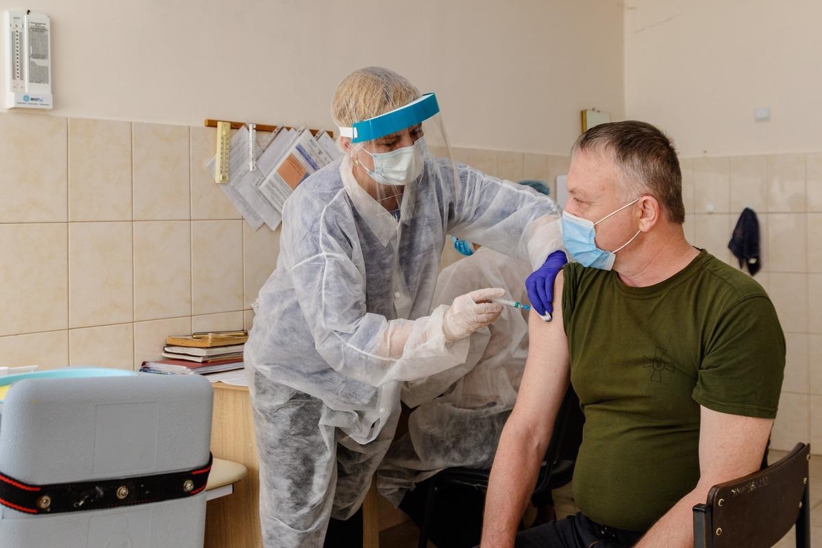 Study: Estimated Effectiveness of COVID-19 Messenger RNA Vaccination Against SARS-CoV-2 Infection Among Older Male Veterans Health Administration Enrollees, January to September 2021. Image Credit: Yanosh Nemesh/Shutterstock
