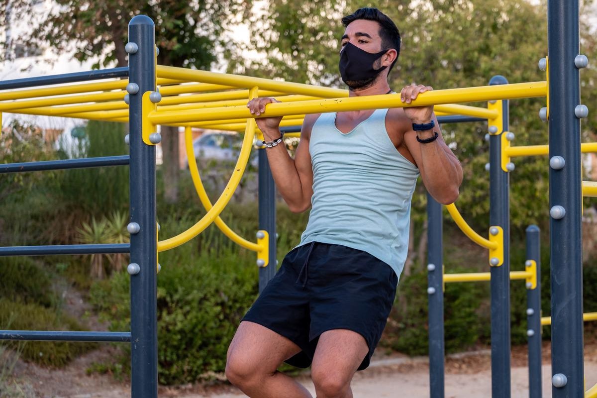 Study: A Cloth Facemask Causes No Major Respiratory or Cardiovascular Perturbations during Moderate to Heavy Exercise. Image Credit: Antonio Olid/Shutterstock