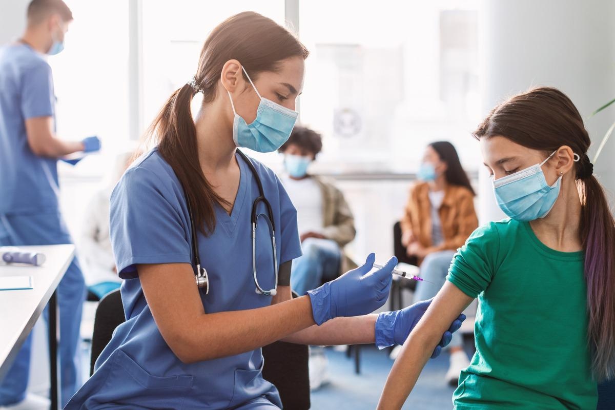 Study: Reported Cases of Multisystem Inflammatory Syndrome in Children (MIS-C) Aged 12–20 Years in the United States Who Received COVID-19 Vaccine, December 2020 through August 2021. Image Credit: Prostock-studio/Shutterstock