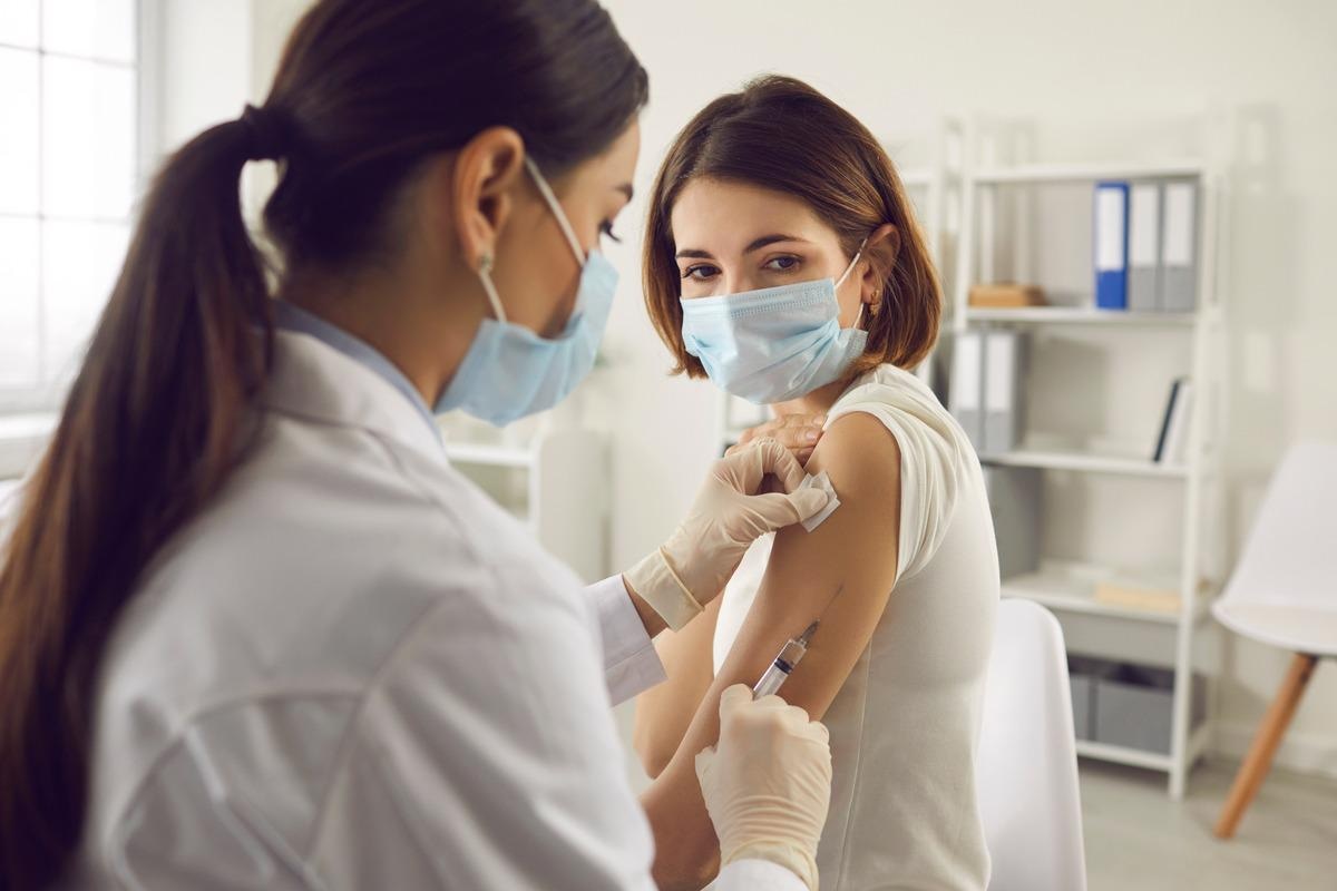Study: Durability of Protection against COVID-19 Breakthrough Infections and Severe Disease by Vaccines in the United States. Image Credit: Studio Romantic/Shutterstock