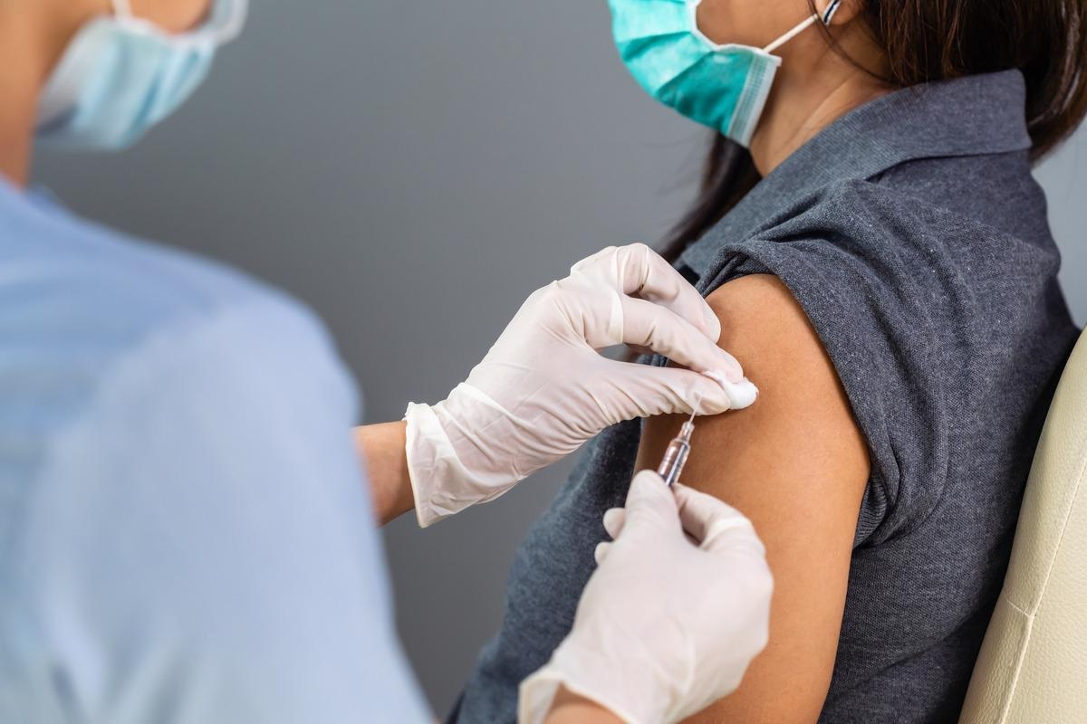 Estudio: Duración de la protección contra enfermedad suave y severa por las vacunas Covid-19. Haber de imagen: Bola LunLa/Shutterstock