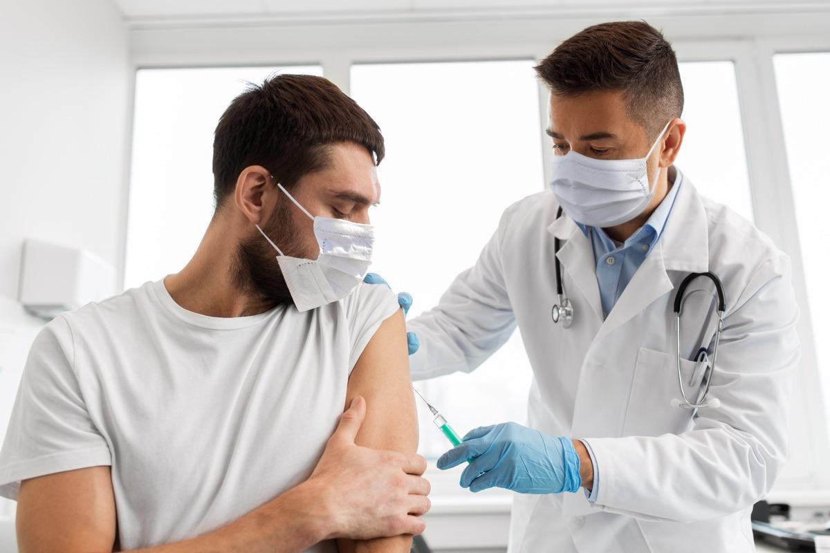 Study: The Global case-fatality rate of COVID-19 has been declining disproportionately between top vaccinated countries and the rest of the world. Image Credit: Syda Productions/Shutterstock