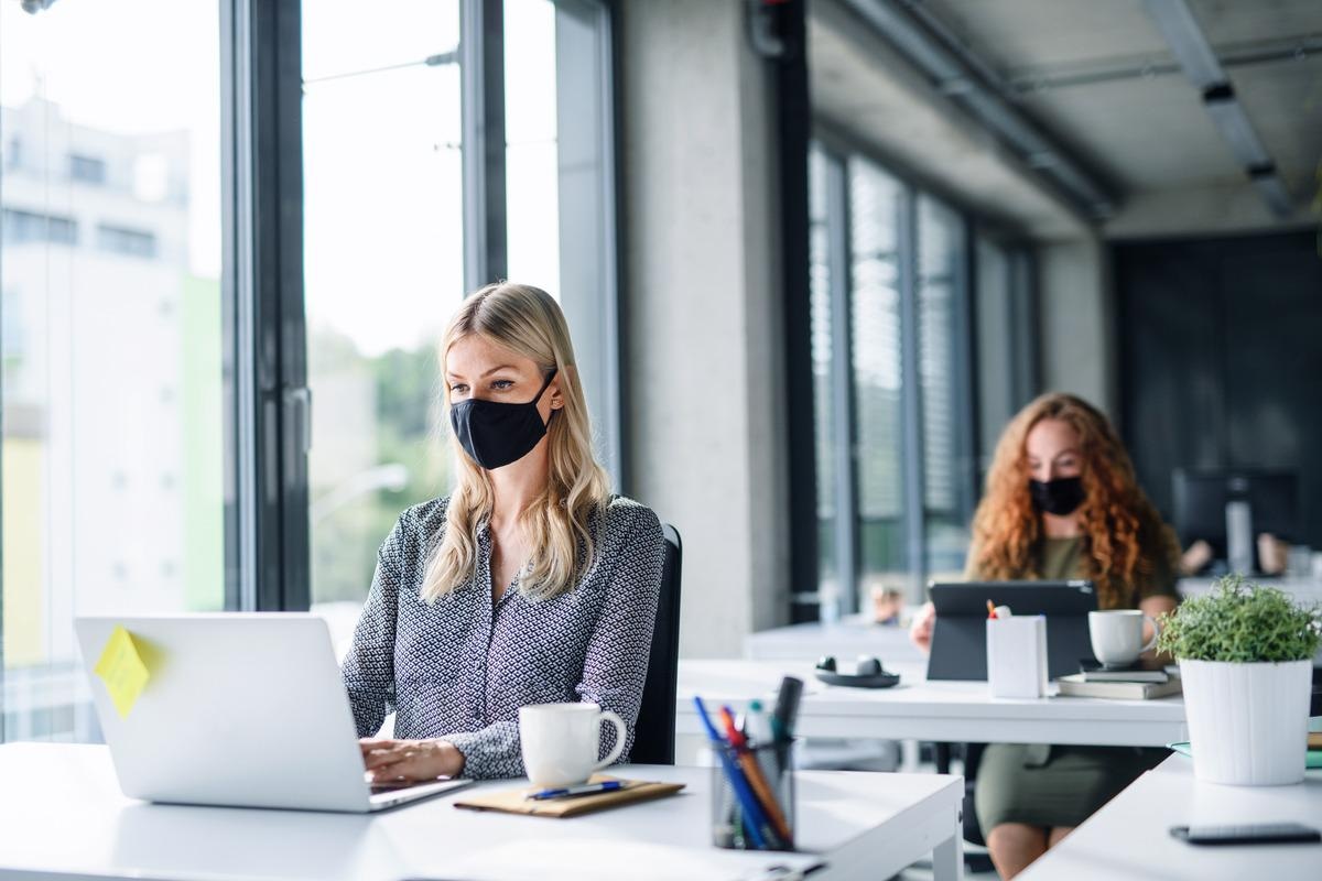 Study: An outbreak of SARS-CoV-2 in a public-facing office in England, 2021. Image Credit: Halfpoint/Shutterstock