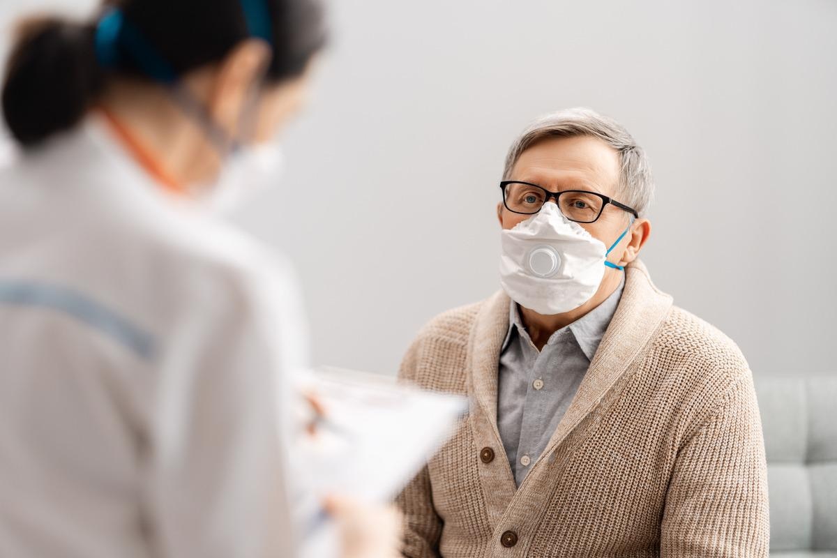 Study: CCBYNC Open access Research Risk of persistent and new clinical sequelae among adults aged 65 years and older during the post-acute phase of SARS-CoV-2 infection: retrospective cohort study. Image Credit: Yuganov Konstantin/Shutterstock
