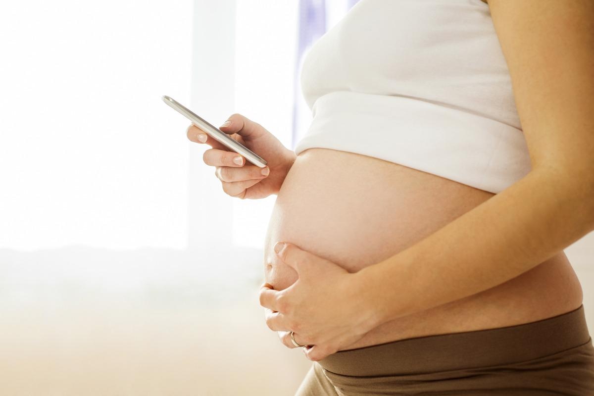 Study: Impacts of smartphone radiation on pregnancy: A systematic review. Image Credit: Halfpoint/Shutterstock