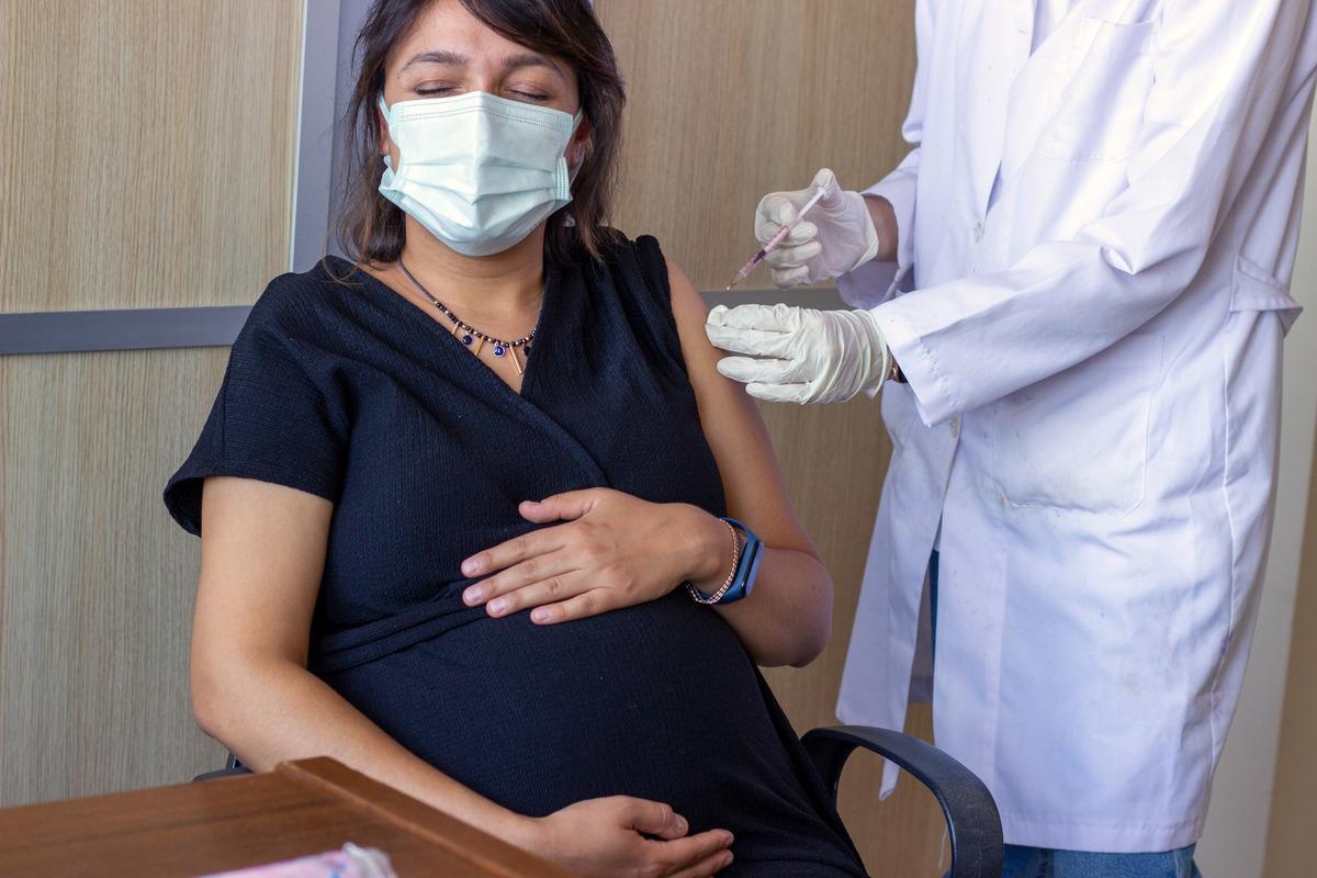 Study: Safety of COVID-19 vaccines in pregnancy: a Canadian National Vaccine Safety (CANVAS) Network study. Image Credit: Huseyin Eren Obuz/Shutterstock