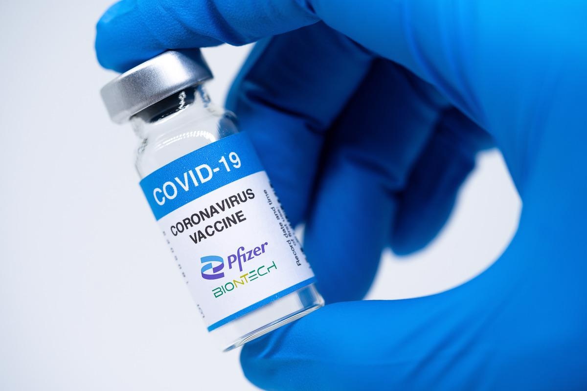 Study: Public Health Impact of the Pfizer-BioNTech COVID-19 vaccine (BNT162b2) in the first year of rollout in the United States. Image Credit: Marco Lazzarini/Shutterstock
