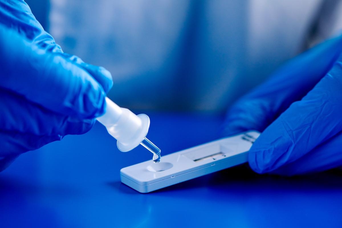 Study: Evaluation of the role of home rapid antigen testing to determine isolation period after infection with SARS-CoV-2. Image Credit: nito/Shutterstock