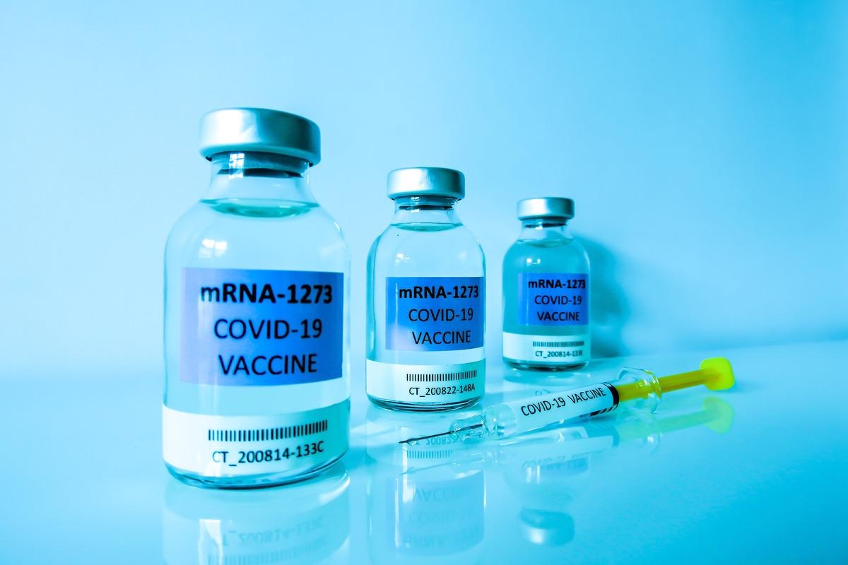 Study: Safety and Immunogenicity of a 100 μg mRNA-1273 Vaccine Booster for Severe Acute Respiratory Syndrome Coronavirus-2 (SARS-CoV-2). Image Credit: Elzbieta Krzysztof/Shutterstock