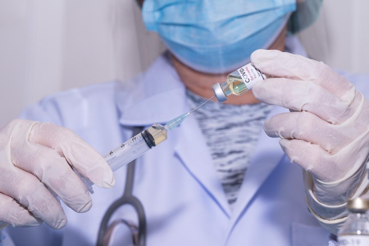 Study: Three separate spike antigen exposures by COVID-19 vaccination or SARS-CoV-2 infection elicit strong humoral immune responses in healthcare workers. Image Credit: Komsan Loonprom/Shutterstock