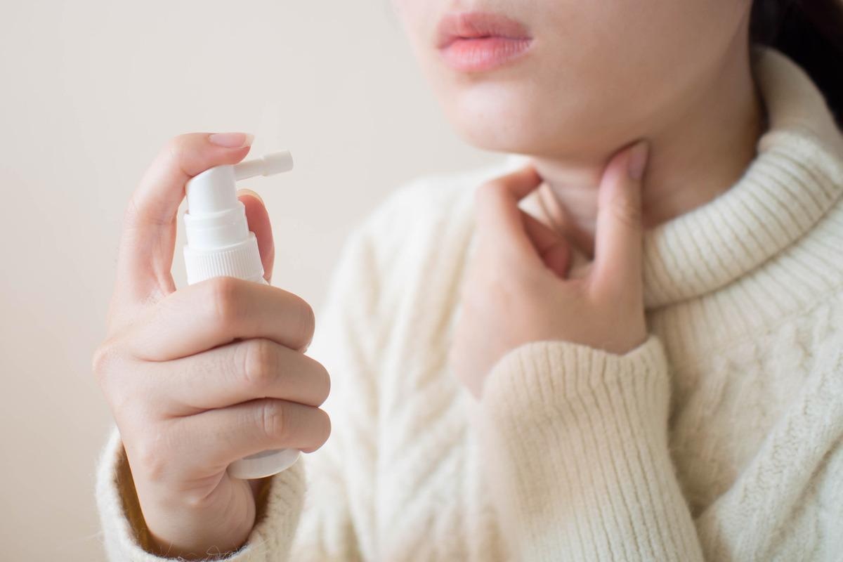 Study: Evaluation of a throat spray with lactobacilli in COVID-19 outpatients in a randomized, double-blind, placebo-controlled trial for symptom and viral load reduction. Image Credit: Orawan Pattarawimonchai/Shutterstock