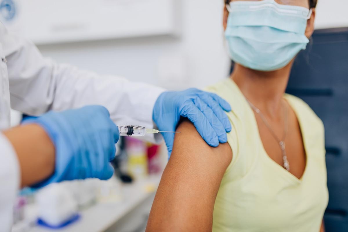 Study: Protection of prior natural infection compared to mRNA vaccination against SARS-CoV-2 infection and severe COVID-19 in Qatar. Image Credit: hedgehog94/Shutterstock
