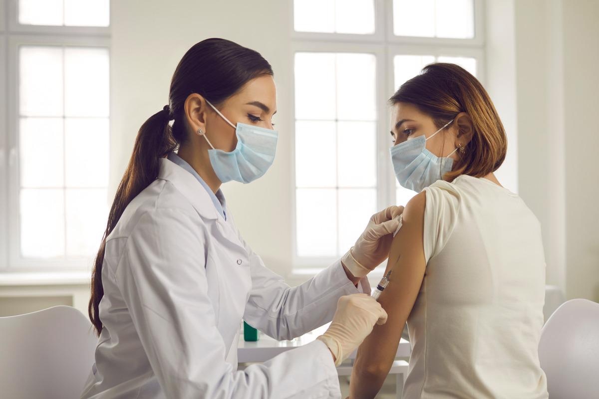 Study: Risk of death following SARS-CoV-2 infection or COVID-19 vaccination in young people in England: a self-controlled case series study. Image Credit: Studio Romantic / Shutterstock.com