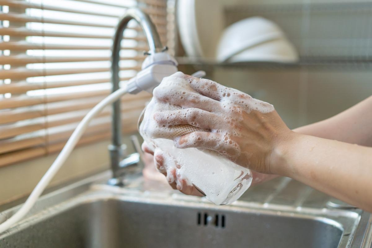 Study: Coronaviruses are stable on glass but are eliminated by manual dishwashing procedures. Image Credit: DG FotoStock / Shutterstock.com
