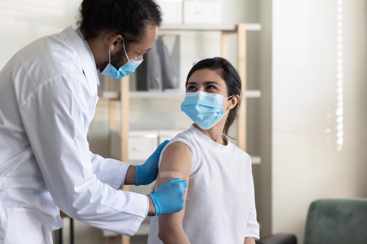 Study: Self-Reported Mask Use in SARS-CoV-2 Vaccinated and Unvaccinated Populations. Image Credit: fizkes/Shutterstock