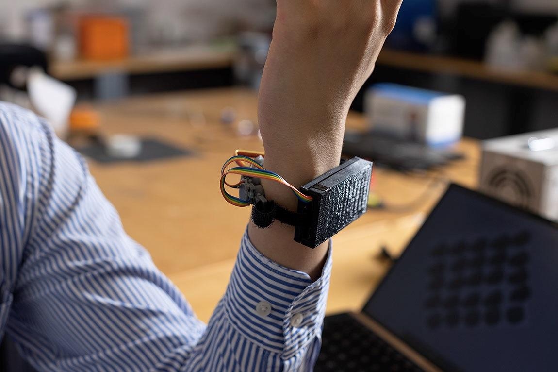 3D-printed bracelet may allow people with hand-impairment to use computers, play video games