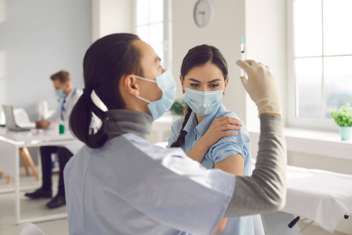 Study: Escape of SARS-CoV-2 variant Omicron to mucosal immunity in vaccinated subjects. Image Credit: Studio Romantic/Shutterstock