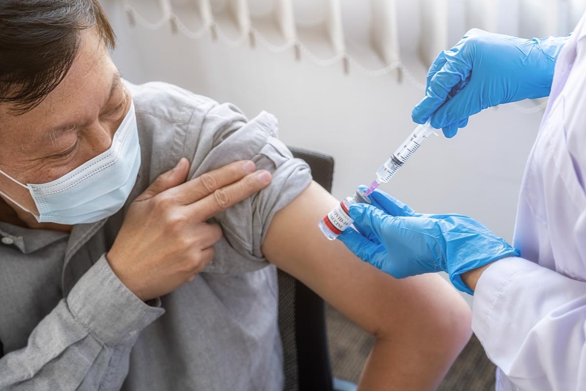 Study: High but Short-lived anti-SARS-CoV2 neutralizing, IgM, IgA, and IgG levels among mRNA-vaccinees compared to naturally-infected participants. Image Credit: PIC SNIPE/Shutterstock