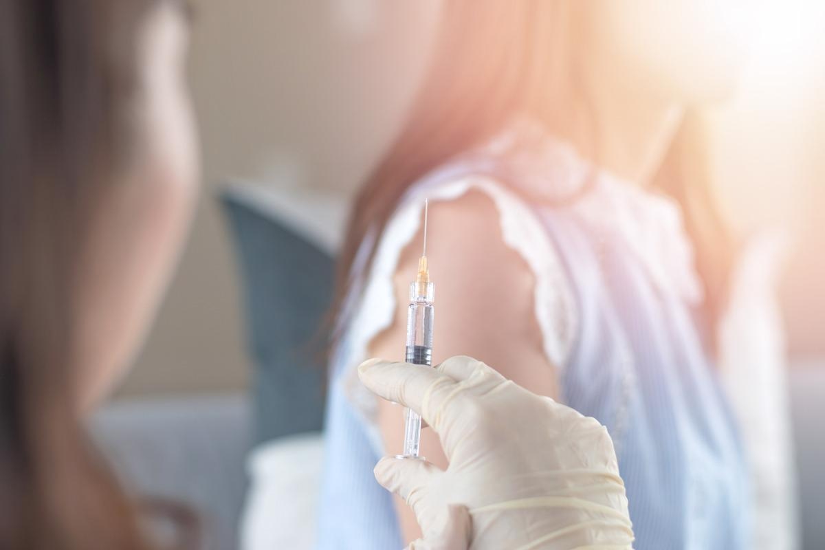 Study: Effectiveness of influenza vaccination against SARS-CoV-2 infection among healthcare workers in Qatar. Image Credit: BlurryMe/Shutterstock
