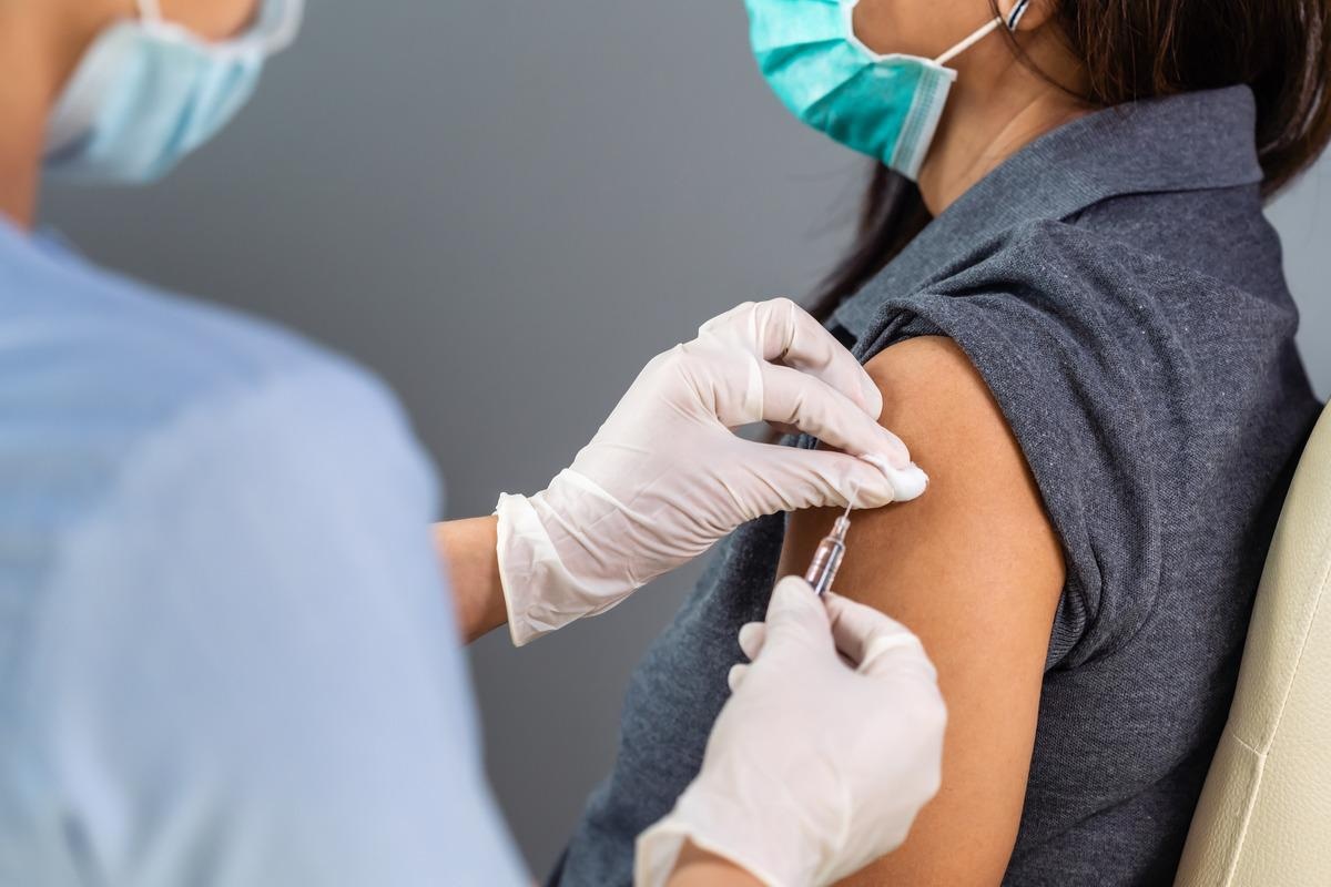 Study: Reduced antibody acquisition with increasing age following vaccination with BNT162b2: results from a large study performed in the general population aged 12 to 92 years. Image Credit: BaLL LunLa/Shutterstock