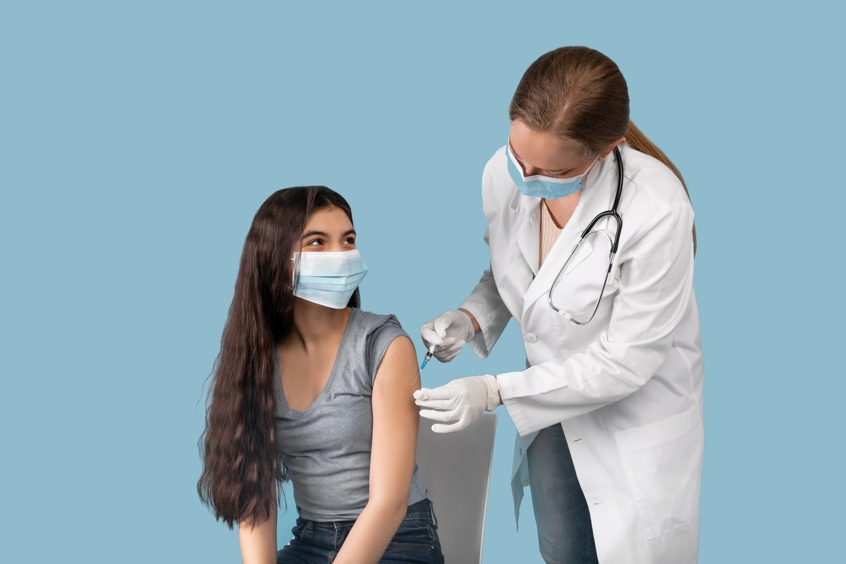 Study: Effectiveness of Pfizer-BioNTech’s BNT162b2 vaccine against SARS-CoV-2 Delta and Omicron variants among teens. Image Credit: Prostock-studio/Shutterstock
