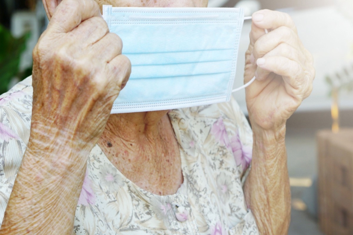 Study: Safety of oral administration of Molnupiravir for hospitalized elderly people aged 80 years old or older with Covid-19. Image Credit: Kaewsap/Shutterstock