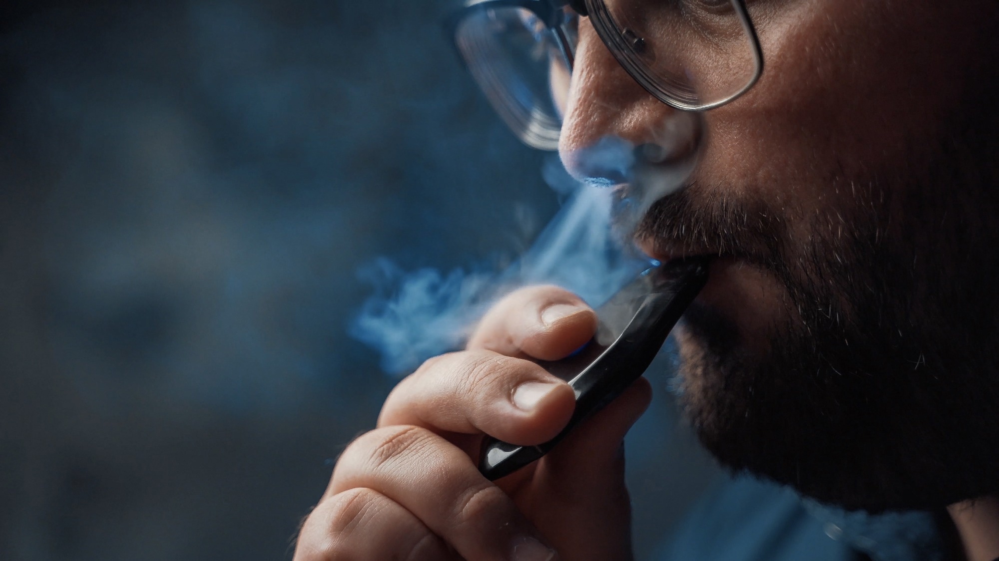 Study: Does Vaping Increase the Likelihood of SARS-CoV-2 Infection? Paradoxically Yes and No. Image Credit: DedMityay / Shutterstock