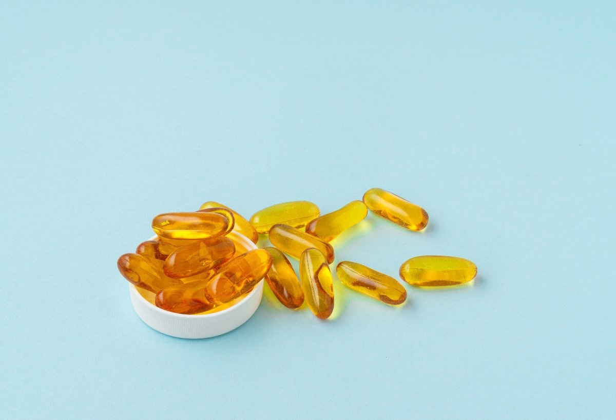 Study: Associations of habitual fish oil use with risk of SARS-CoV-2 infection and COVID-19-related outcomes in UK: national population based cohort study. Image Credit: Muhammad_Safuan/Shutterstock