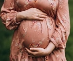 What is the effect of COVID-19 vaccination in pregnant and postpartum women infected with different SARS-CoV-2 variants?