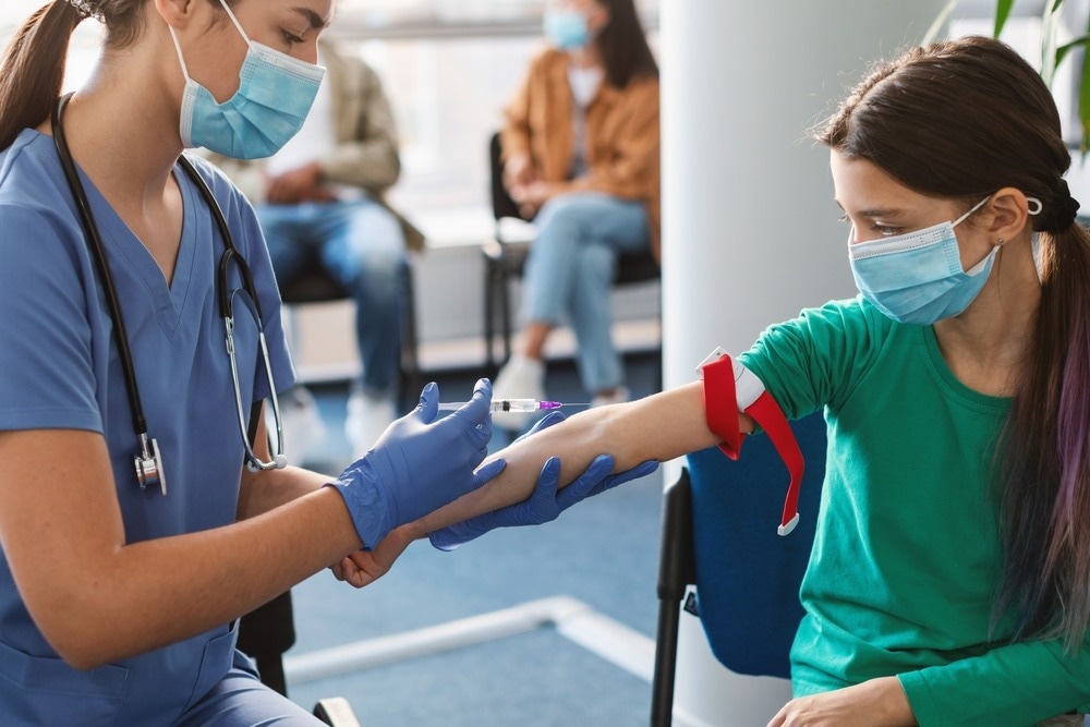 Study: Results of safety monitoring of BNT162b2 (Pfizer-BioNTech) COVID-19 vaccine in U.S. children aged 5-17 years. Image Credit: Prostock-studio/Shutterstock