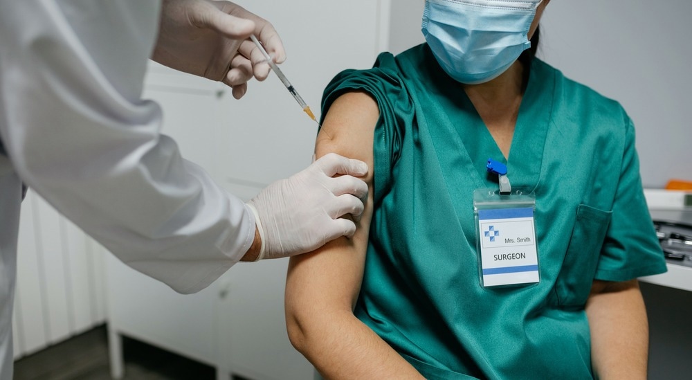 Study: Analysis and comparison of SARS-CoV-2 variant antibodies and neutralizing activity for 6 months after a booster mRNA vaccine in a healthcare worker population. Image Credit: David Pereiras/Shutterstock