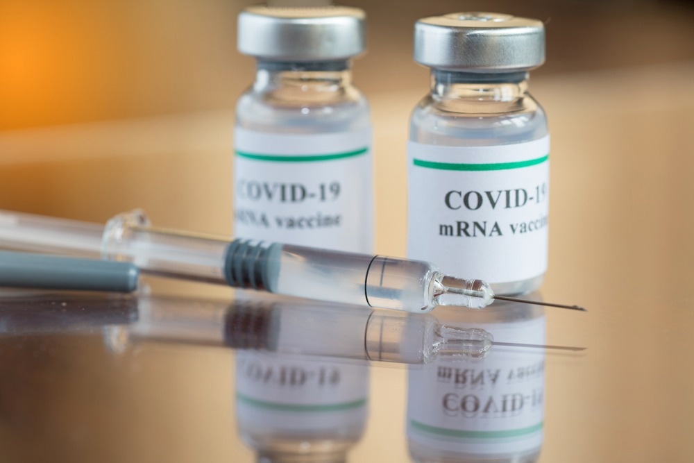 Study: SARS-CoV-2 infection history and antibody response to three COVID-19 mRNA vaccine doses. Image Credit: chatuphot/Shutterstock