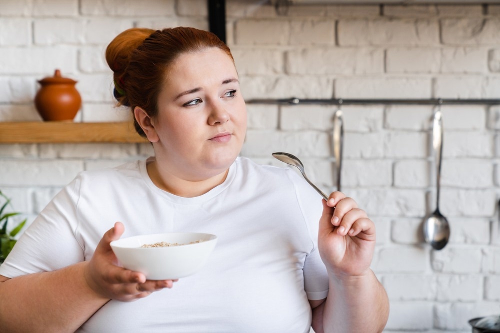 Study: Eating pace instruction is effective in slowing eating rate in women with overweight and obesity. Image Credit: Inside Creative House/Shutterstock