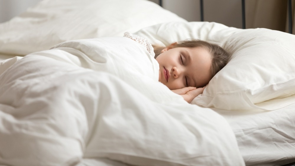 Étude : Le sommeil comme facteur de protection des fonctions exécutives de l'enfance : Une étude pendant le confinement par COVID-19.  Crédit d'image : fizkes/Shutterstock