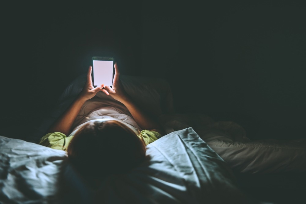 Study: Mobile Phone Dependency and Sleep Quality in College Students during COVID-19 Outbreak: The Mediating Role of Bedtime Procrastination and Fear of Missing Out. Image Credit: kittrat roekburi / Shutterstock.com