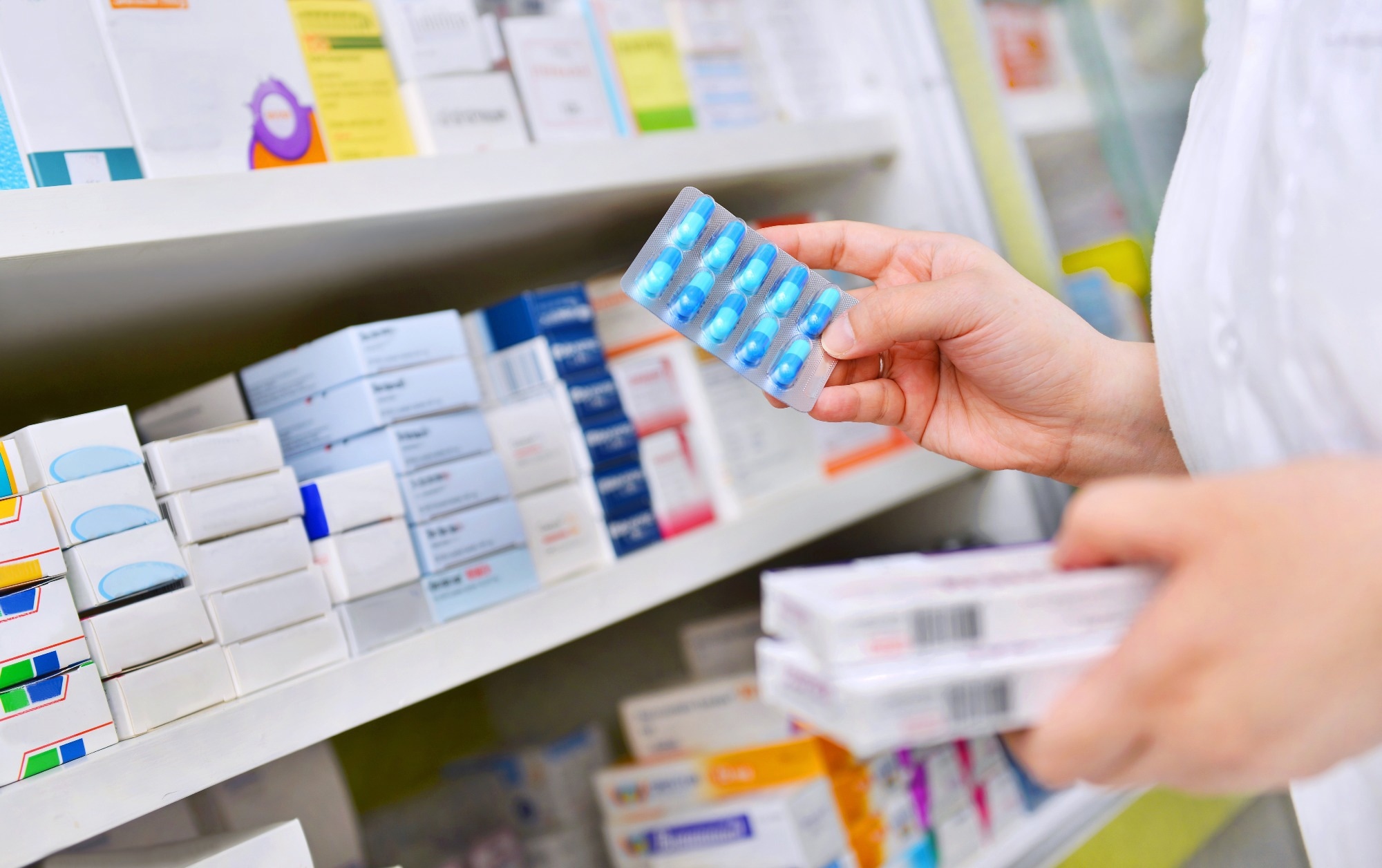 Study: Sustained increases in antibiotic prescriptions per primary care consultation for upper respiratory tract infections in England during the COVID-19 pandemic. Image Credit: i viewfinder / Shutterstock