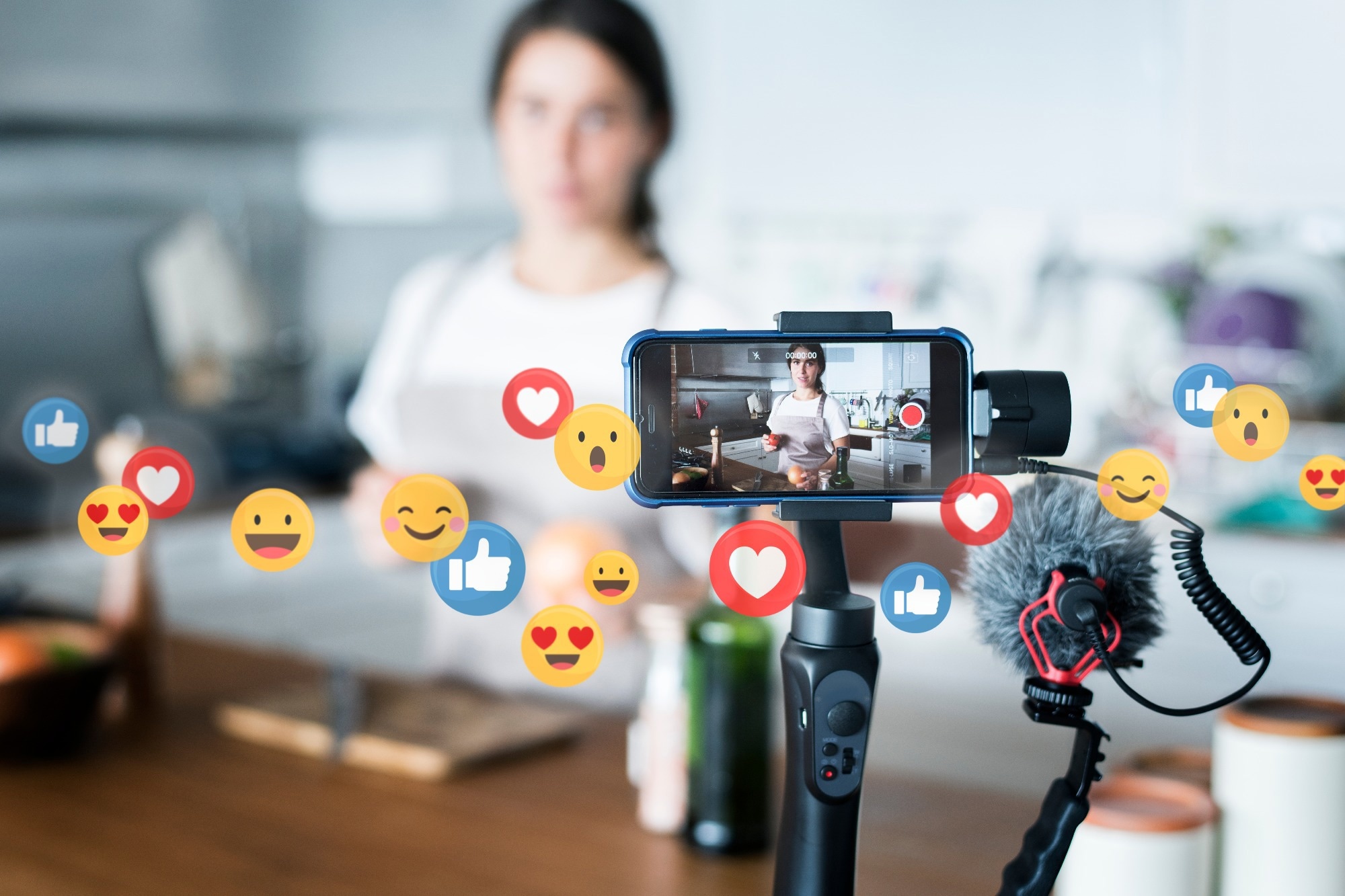 Study: The impact of social media influencers on pregnancy, birth, and early parenting experiences: A systematic review. Image Credit: Rawpixel.com / Shutterstock